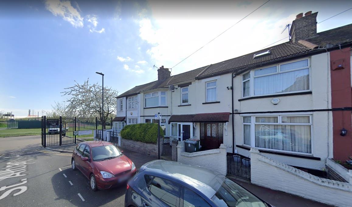 3 bed property in St. Albans Avenue, London